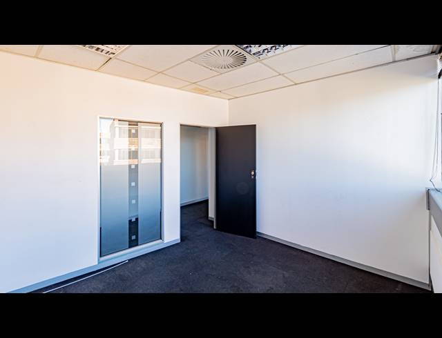 1,100M² OFFICE TO LET IN FERNDALE